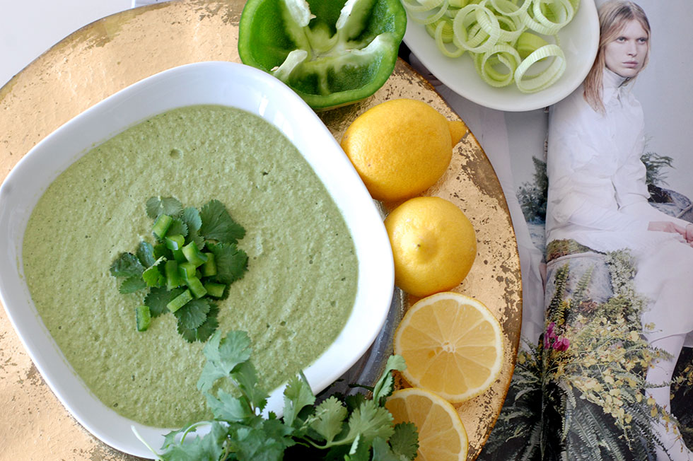 The Global Girl Raw Food Recipes: Raw Hummus with zucchini, cilantro and a secret ingredient! It's vegan and contains no bean.