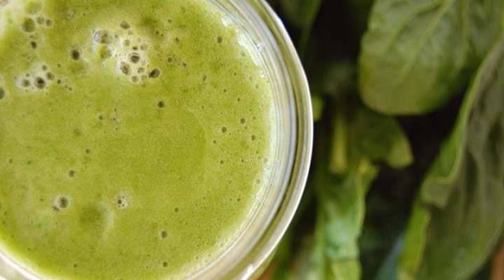 Green Smoothie: Spinach, Banana, Mango