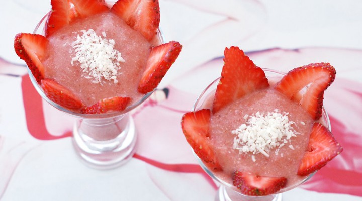 The Global Girl Raw Vegan Recipes: Strawberry, Pineapple and coconut parfait.